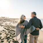 Quel capital décès pour un retraité ? Couple senior sur une plage qui discute de son avenir financier et de comment mettre leurs enfants à l'abris