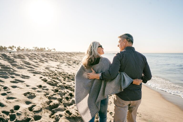 Quel capital décès pour un retraité ? Couple senior sur une plage qui discute de son avenir financier et de comment mettre leurs enfants à l'abris